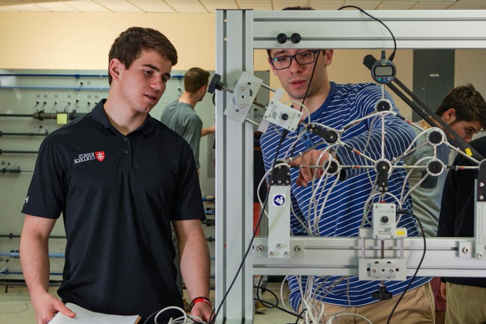 工程专业的学生在实验室里使用设备