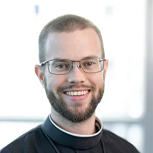 professional portrait photo of Fr. 亨特